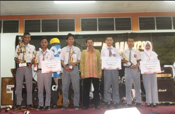 Drs. Suroso, M. Sc. berfoto bersama para juara BALSA BRIDGE COMPETITION EKSTERNAL